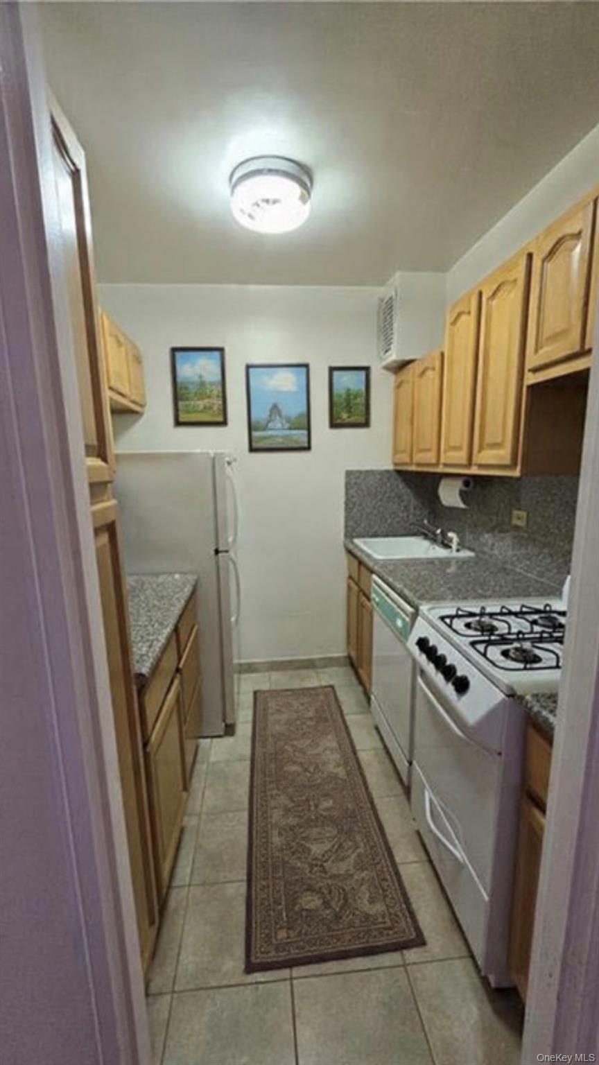 142-05 Roosevelt Avenue 602