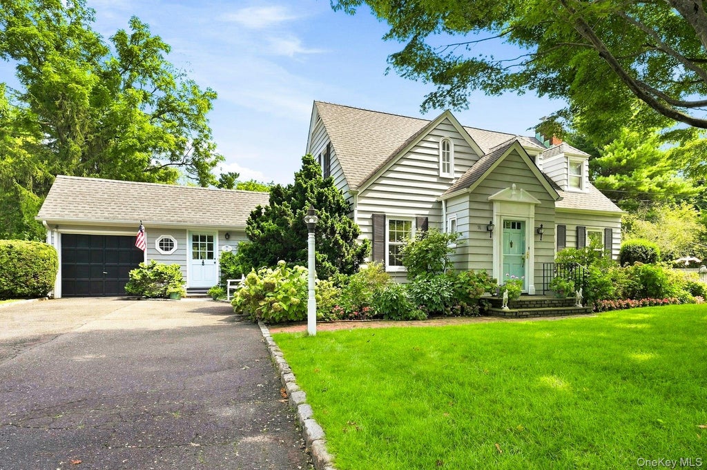 Photo of 18 Matinecock Lane, Locust Valley, NY 11560 (MLS # 1048567)