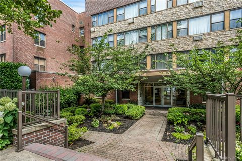 Photo of 15 Hill Park Ave Avenue #1C, Great Neck, NY 11021 (MLS # 929495) Photo of 15 Hill Park Ave Avenue #1C, Great Neck, NY 11021 (MLS # 929495)