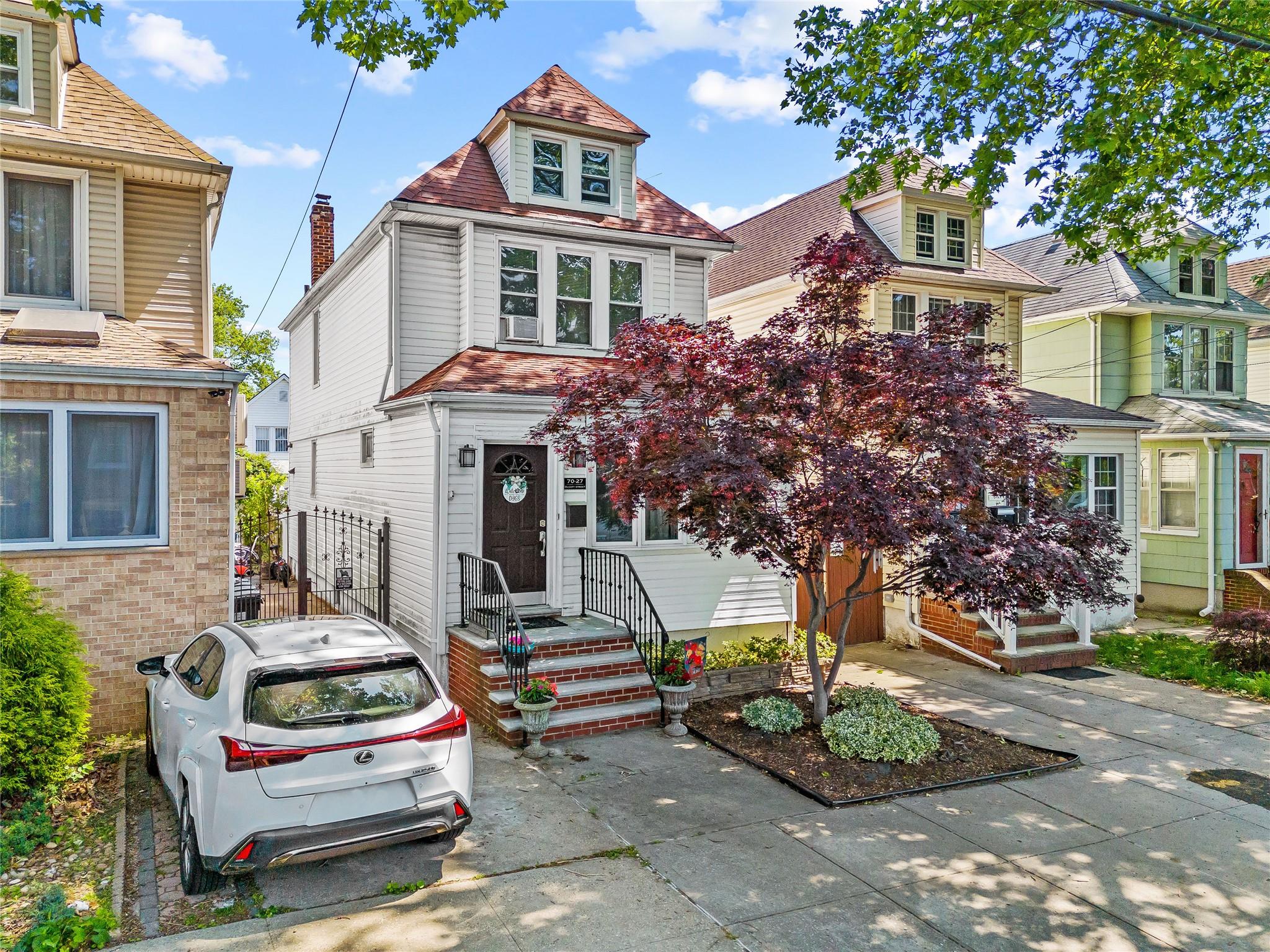 Olcott Street, Forest Hills, Queens, NY - 3 Bedrooms  
3 Bathrooms  
8 Rooms - 