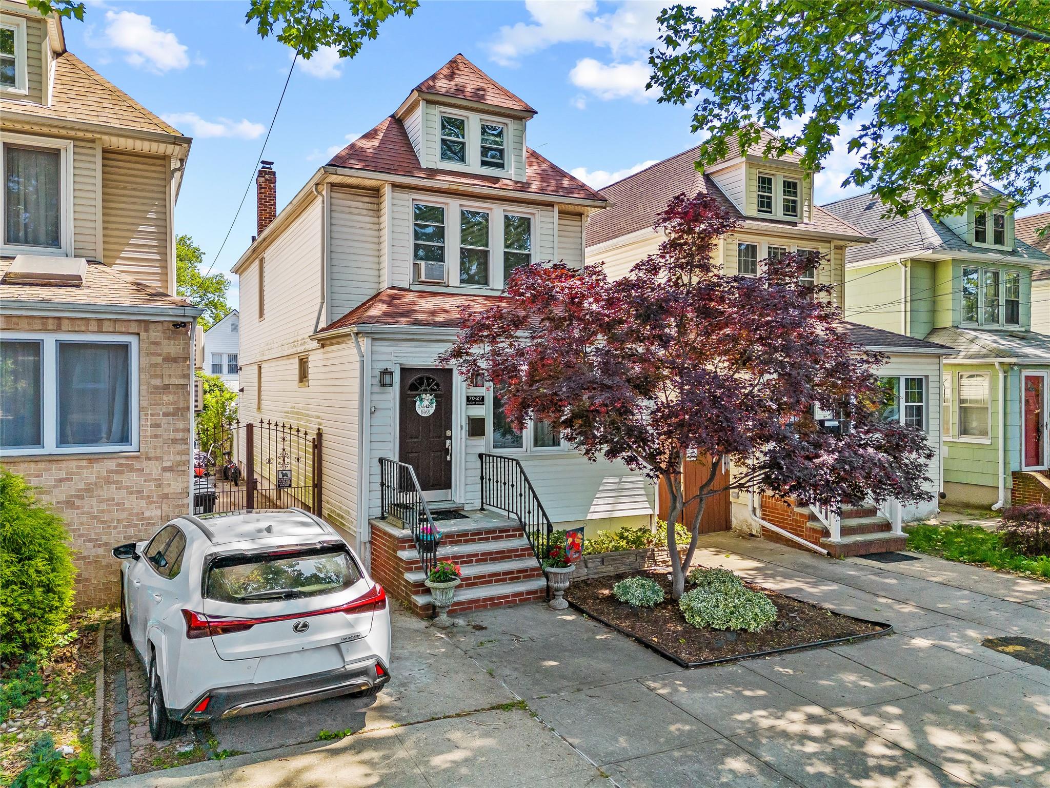 Olcott Street, Forest Hills, Queens, NY - 3 Bedrooms  
3 Bathrooms  
8 Rooms - 