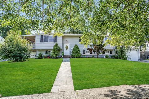 17 Phyllis Drive East Northport NY 11731