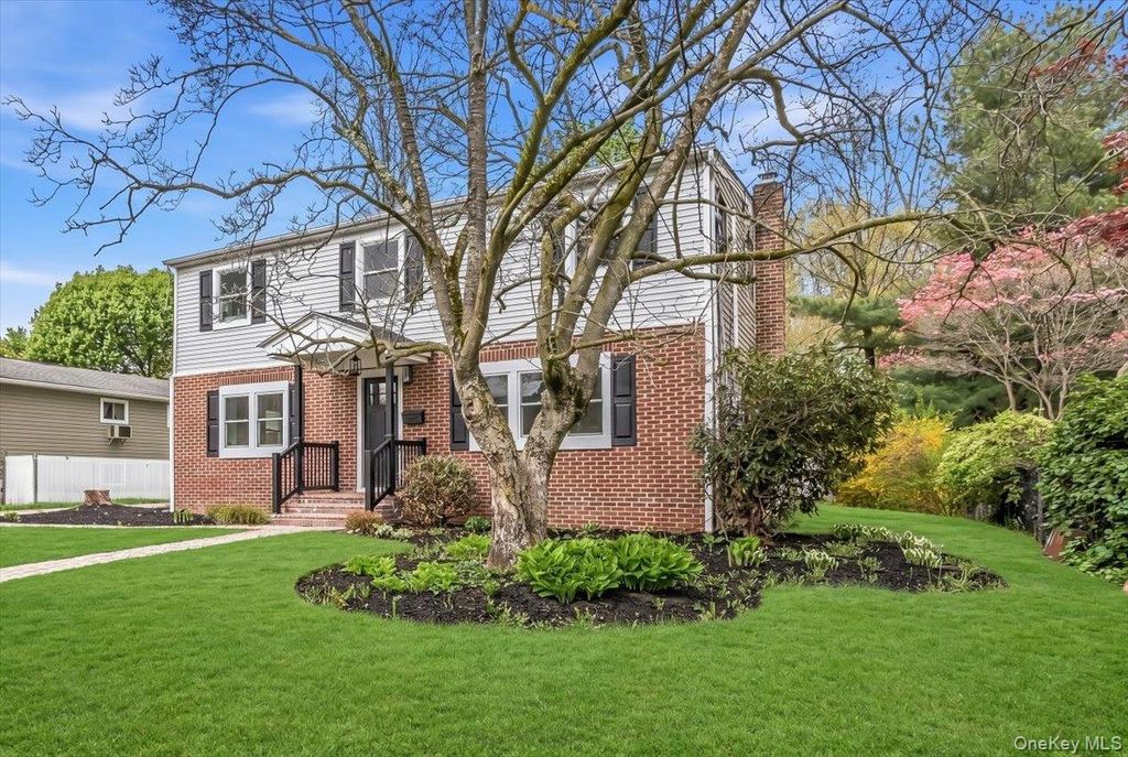 Photo of 27 Landscape Drive, Wheatley Heights, NY 11798 (MLS # 993107)