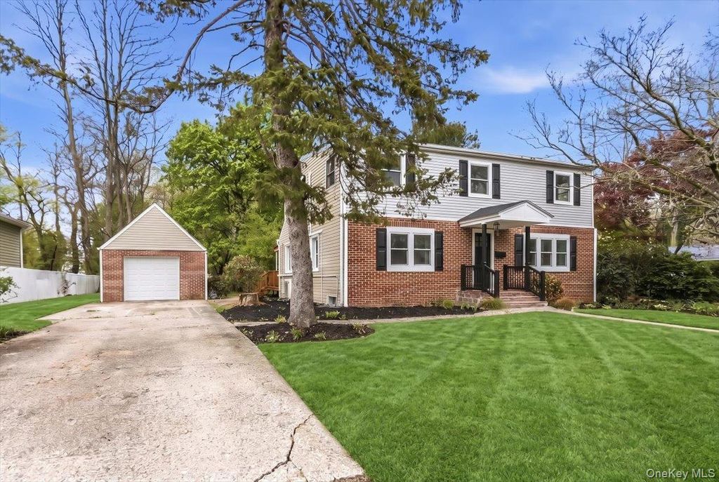 Photo of 27 Landscape Drive, Wheatley Heights, NY 11798 (MLS # 993107)