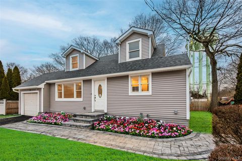 Photo of 6 Grand Haven Court, Commack, NY 11725 (MLS # 968139)