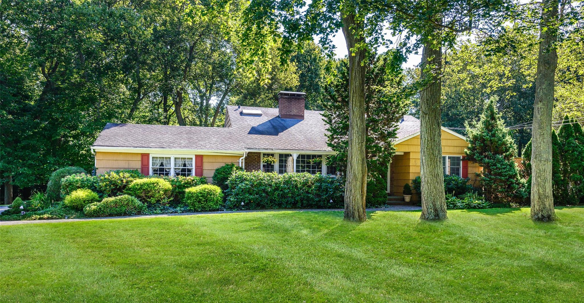 Greenhill Lane, Huntington, Hamptons, NY - 3 Bedrooms  
3 Bathrooms - 
