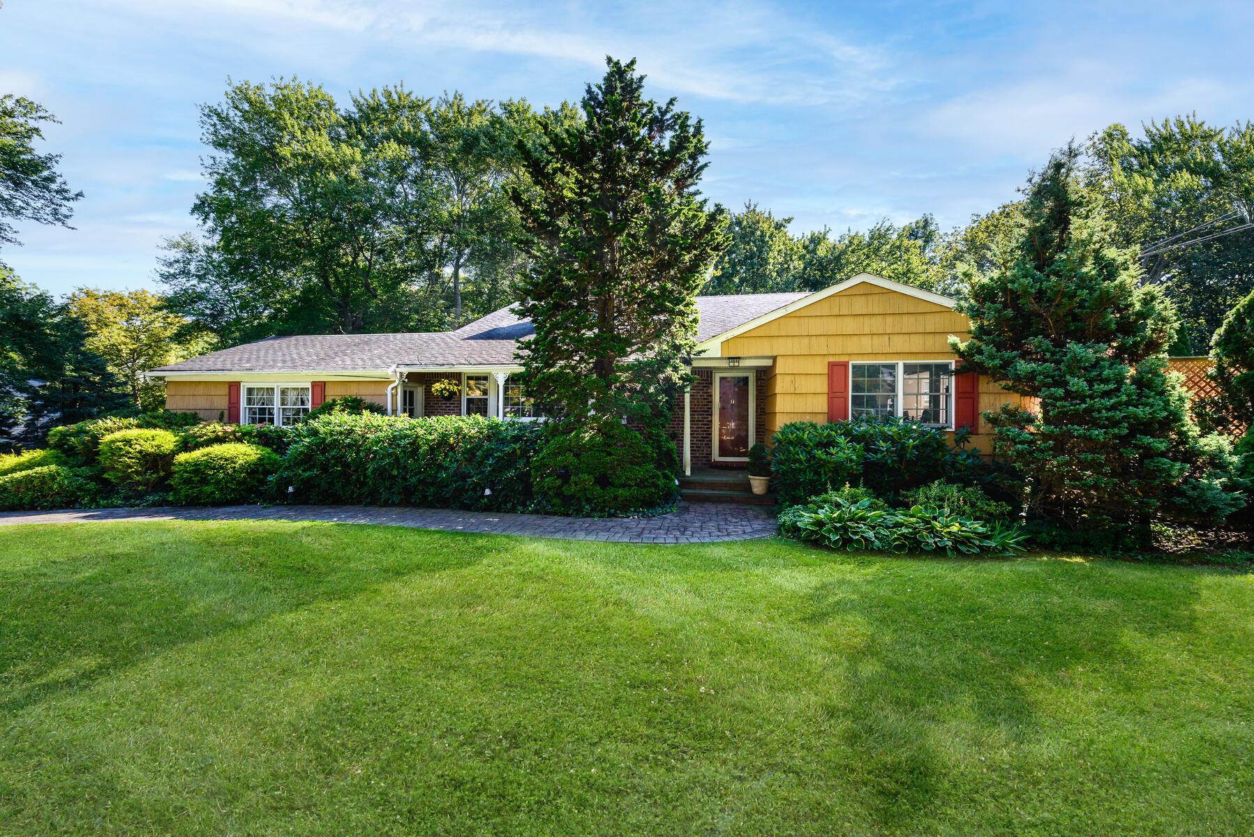 Greenhill Lane, Huntington, Hamptons, NY - 3 Bedrooms  
3 Bathrooms - 