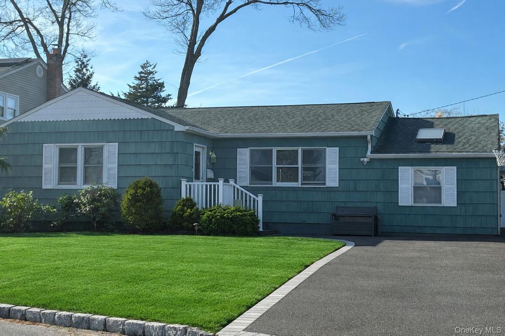 Photo of 34 Beach Street, West Islip, NY 11795 (MLS # 953020)