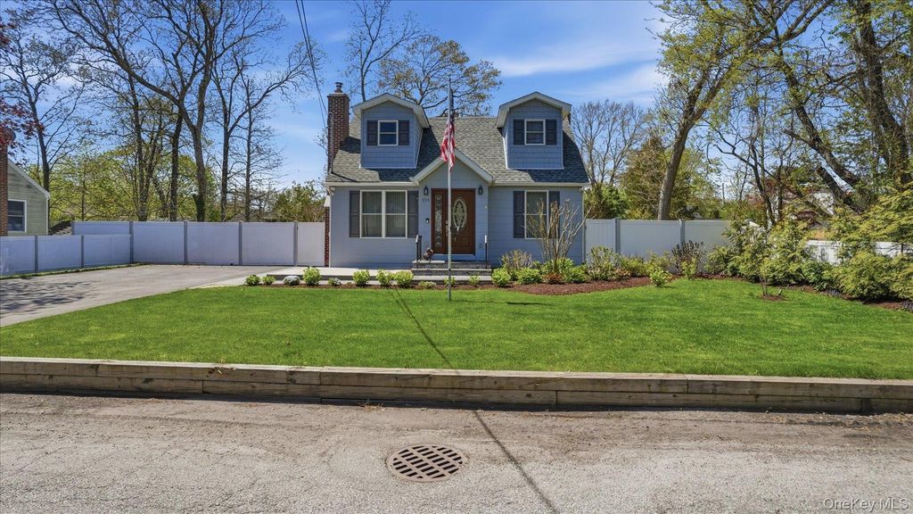 Photo of 134 Washington Drive, Mastic Beach, NY 11951 (MLS # 996753)