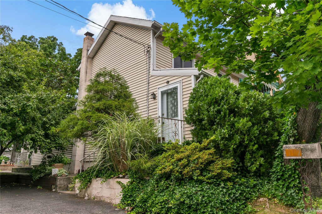 Photo of 17 Requa Street, Briarcliff Manor, NY 10510 (MLS # 1023731)