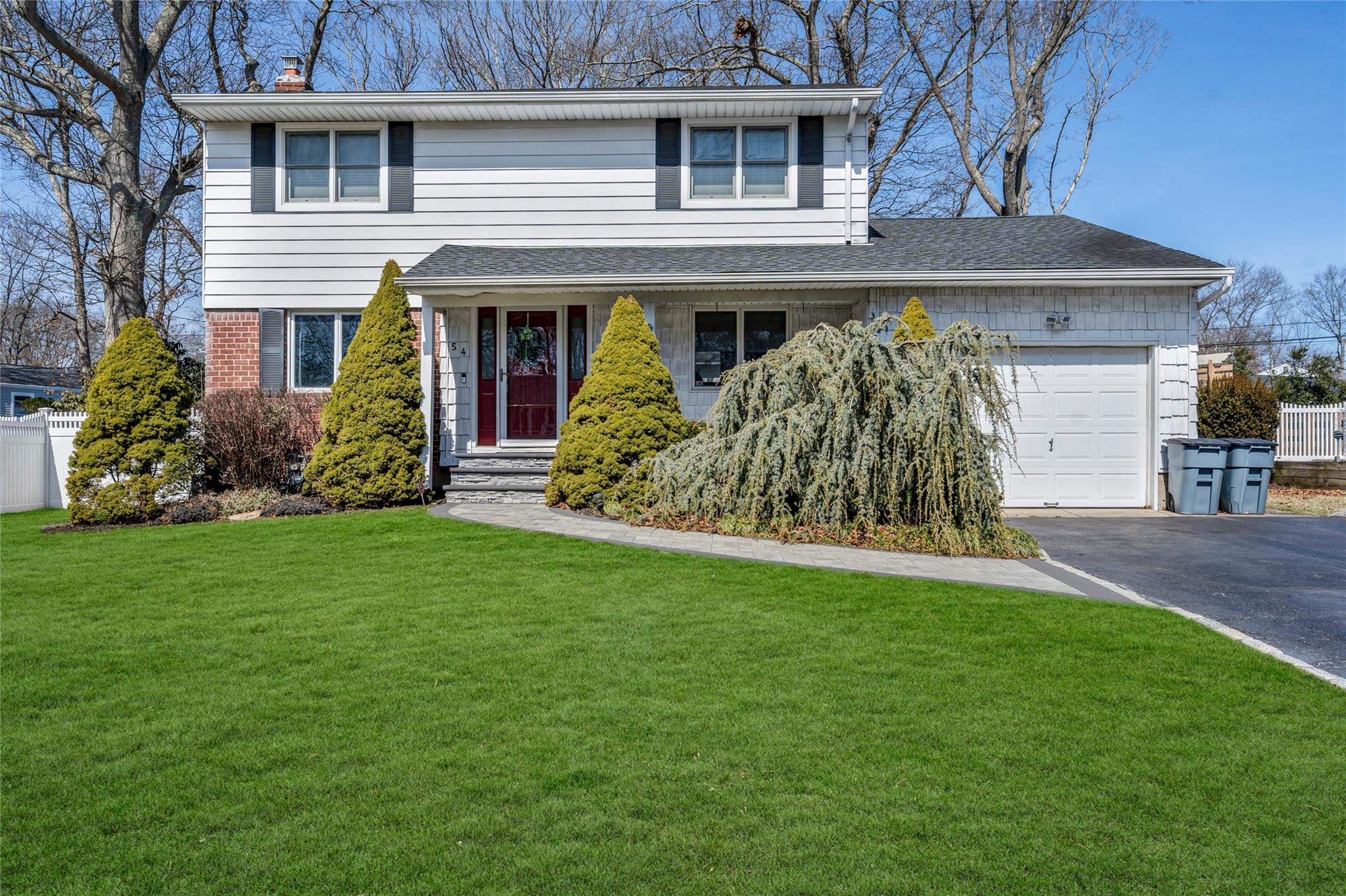 Bethany Drive, Commack, Hamptons, NY - 3 Bedrooms  
2 Bathrooms - 