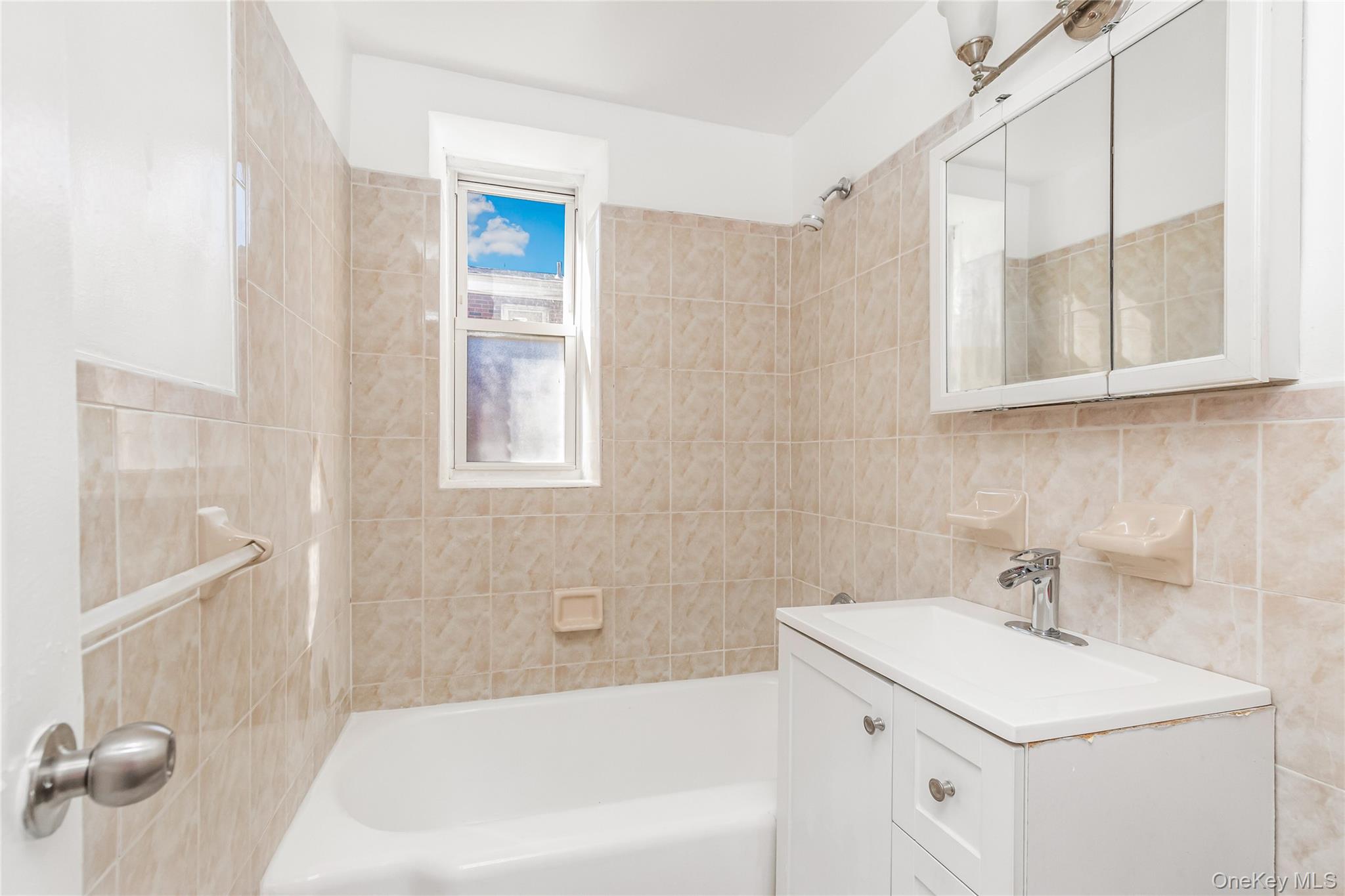 679 Warburton Avenue 2R