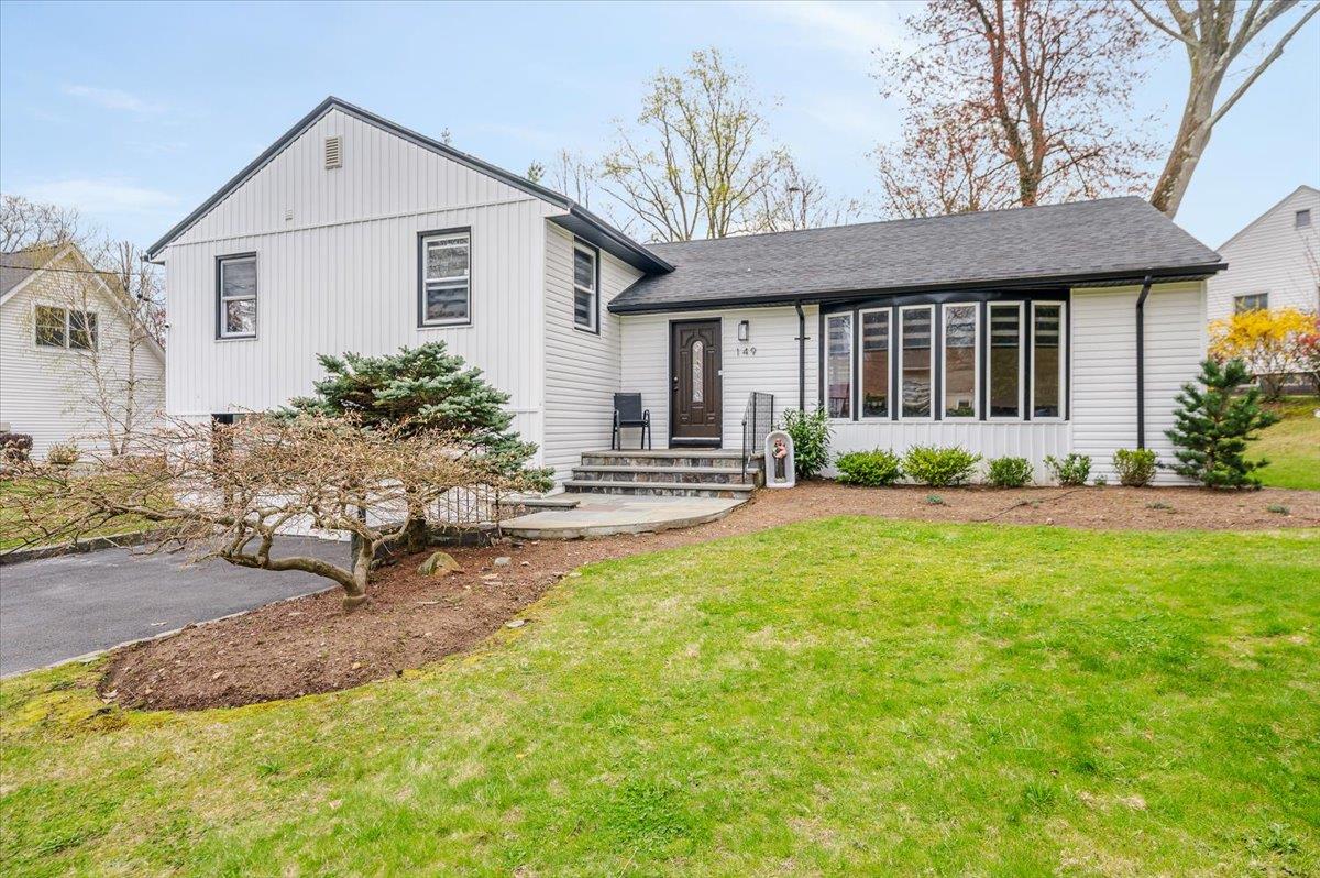 Property for Sale at Hanson Lane, New Rochelle, New York - Bedrooms: 3 
Bathrooms: 2 
Rooms: 7  - $1,085,000