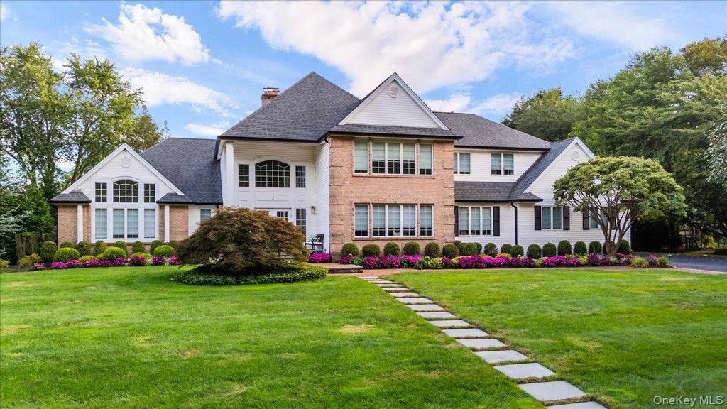 Photo of 5 Landing Court, Dix Hills, NY 11746 (MLS # 1050631)