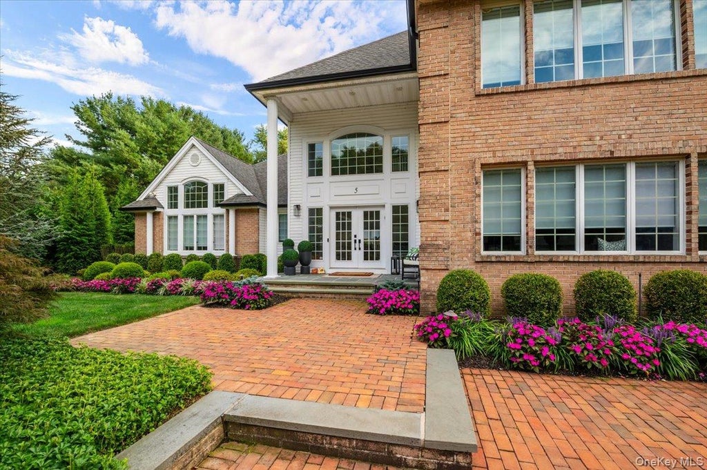 Photo of 5 Landing Court, Dix Hills, NY 11746 (MLS # 1050631)