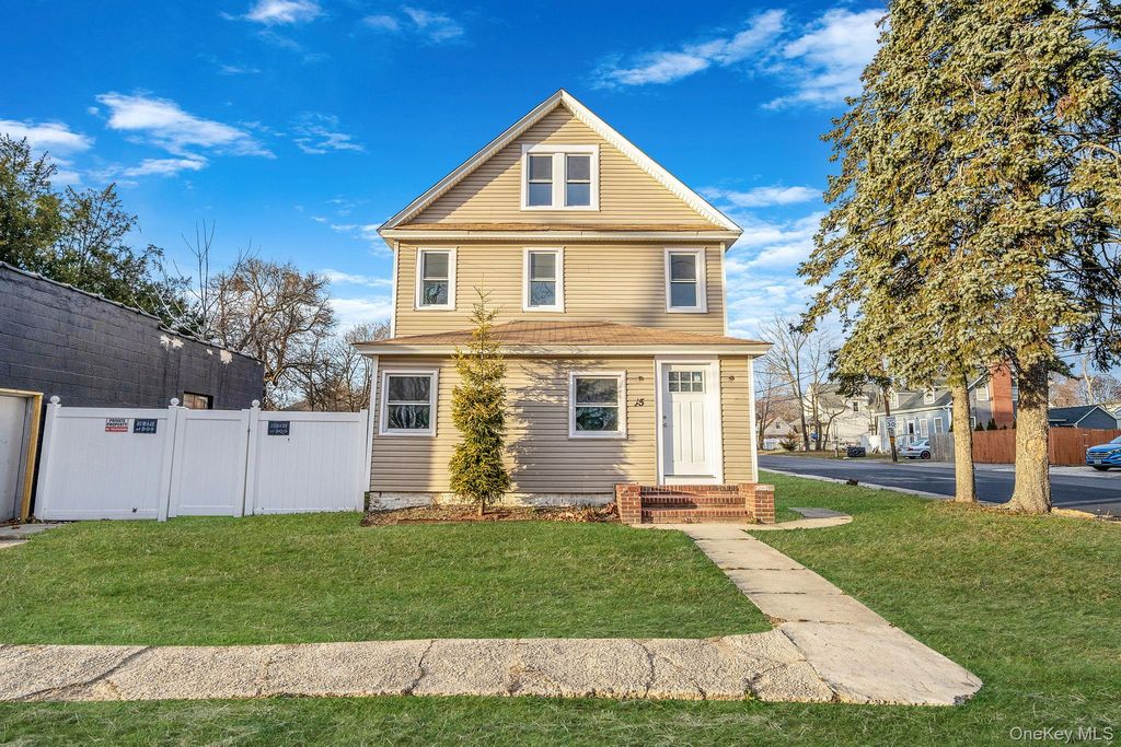 Photo of 45 Redington Street, Bay Shore, NY 11706 (MLS # 944212)