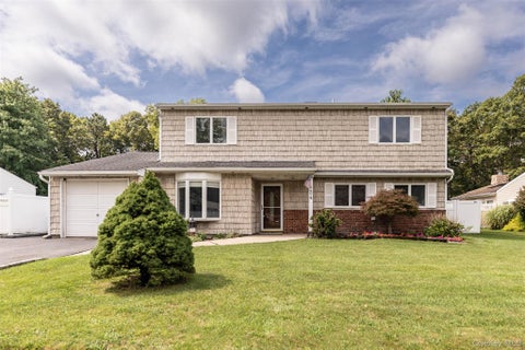 Homes For Sale - 24 Gainsborough Road<br/> Holbrook, NY 11741