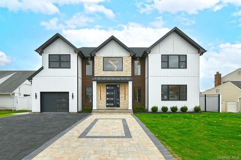 39 Forest Lane Westbury NY 11590