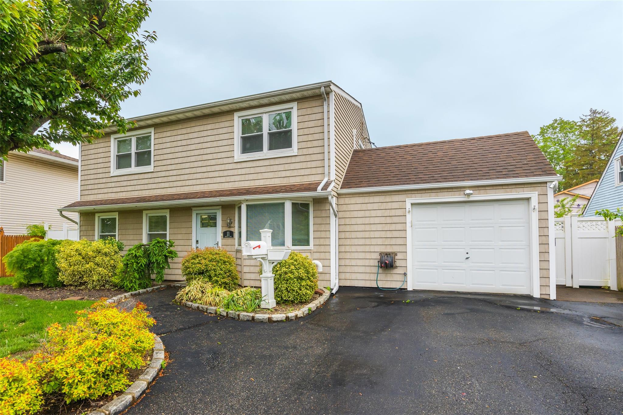 11 Myrtle Ln Ln, Levittown, New York image 3