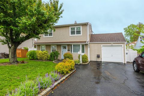11 Myrtle Ln Levittown NY 11756