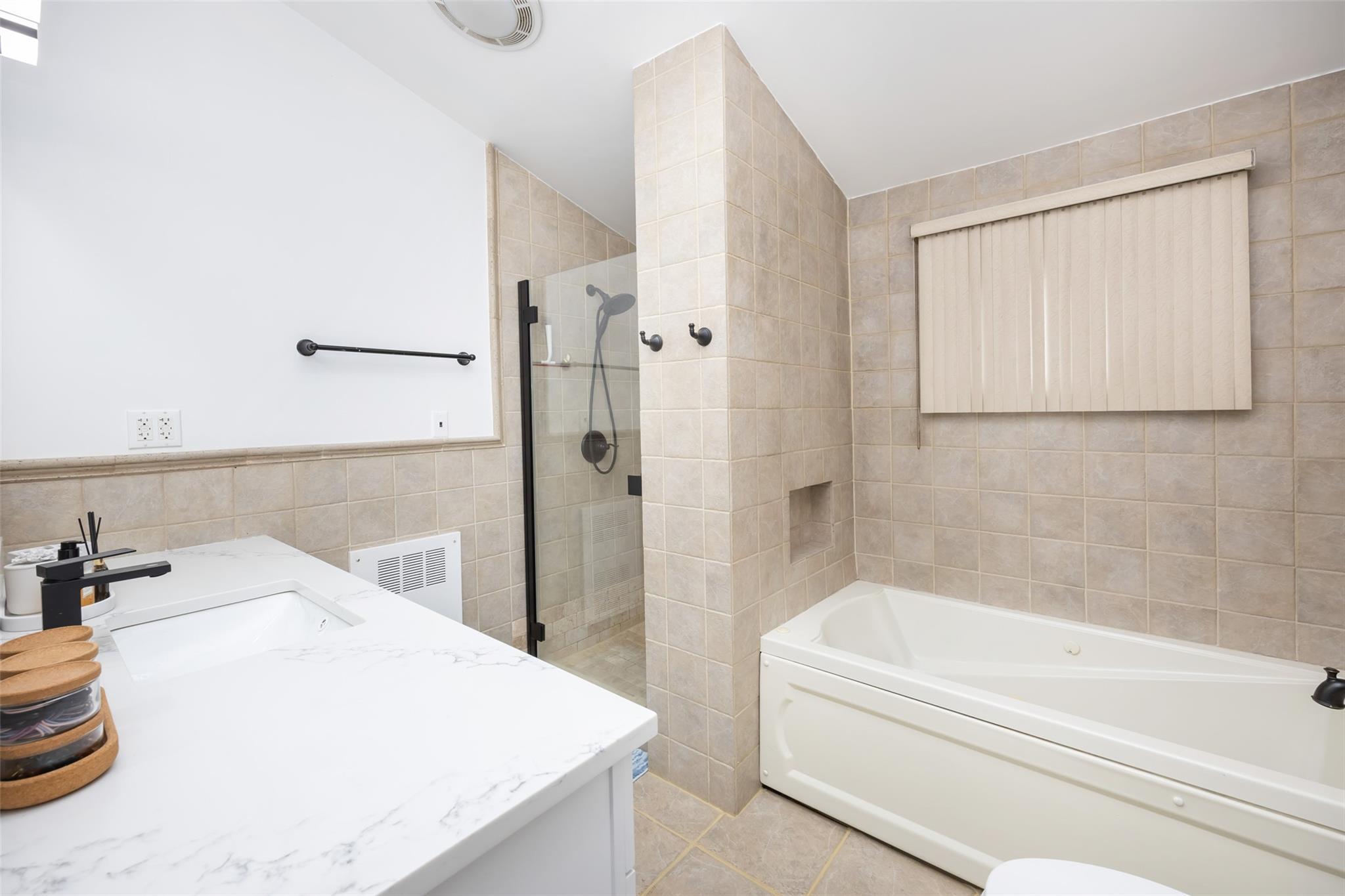 11 Myrtle Ln Ln, Levittown, New York image 22