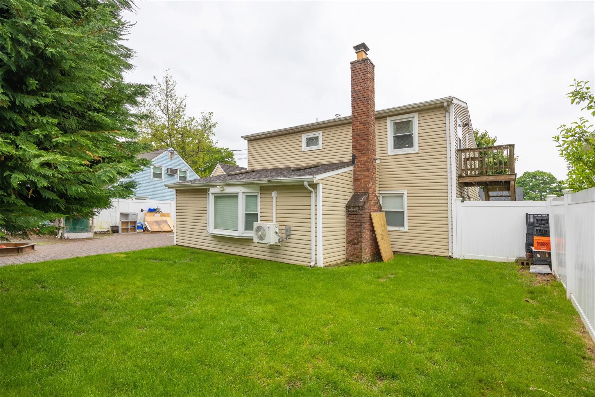 11 Myrtle Ln Ln, Levittown, New York image 5
