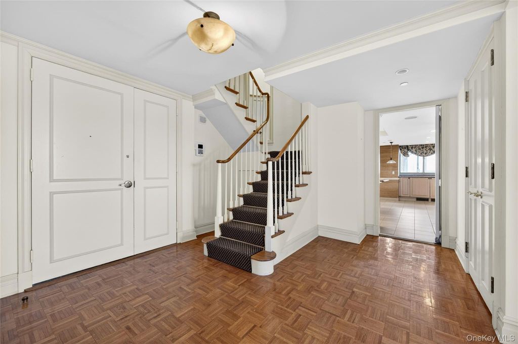 Photo of 100 Hilton Avenue #PH 5, Garden City, NY 11530 (MLS # 952078)