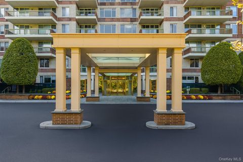 Photo of 100 Hilton Avenue #PH 5, Garden City, NY 11530 (MLS # 952078)