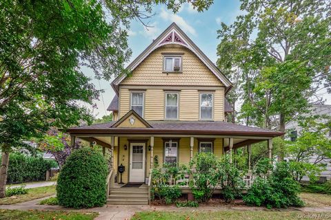 Photo of 32 Smith Street, Rockville Centre, NY 11570 (MLS # 913472)
