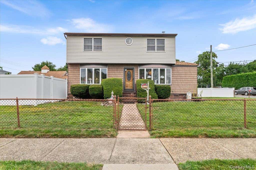 Photo of 10 Enness Avenue, Bethpage, NY 11714 (MLS # 1041531)