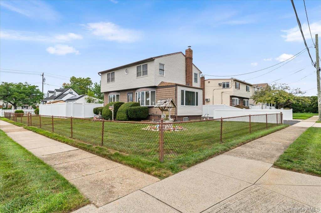 Photo of 10 Enness Avenue, Bethpage, NY 11714 (MLS # 1041531)