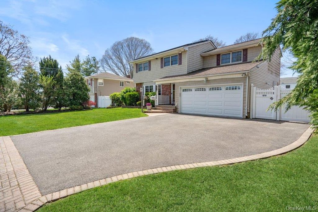 Photo of 1300 Oak Avenue, West Islip, NY 11795 (MLS # 988281)