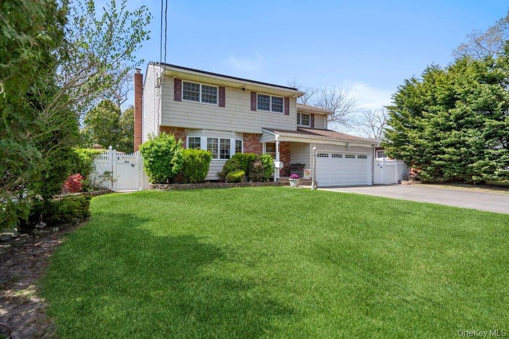 Photo of 1300 Oak Avenue, West Islip, NY 11795 (MLS # 988281)