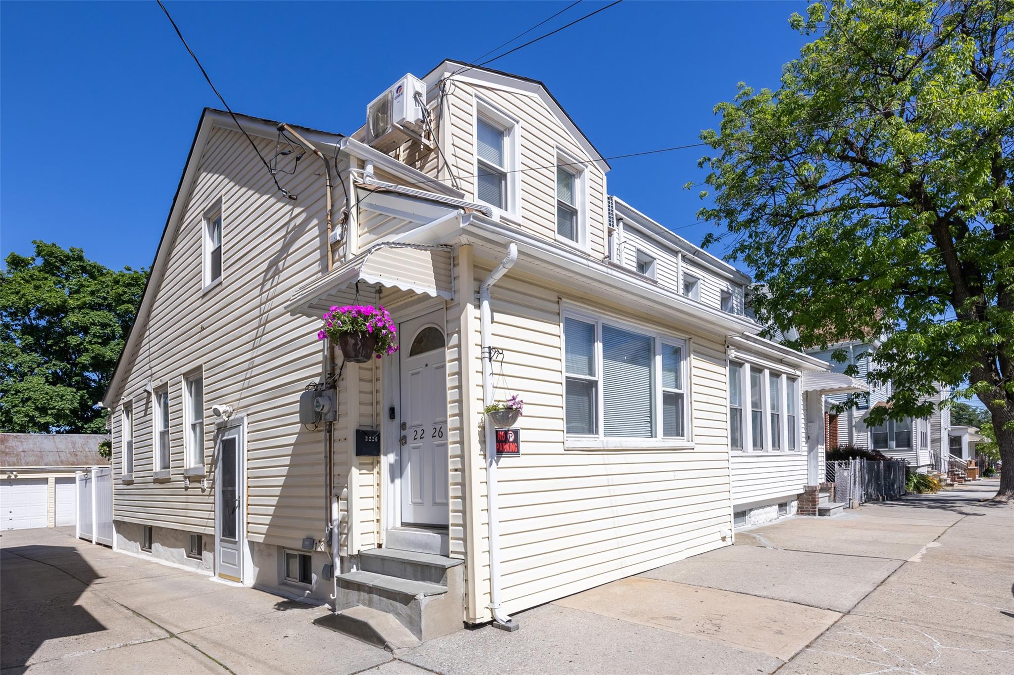124th Street, College Point, Queens, NY - 2 Bedrooms  
3 Bathrooms  
7 Rooms - 