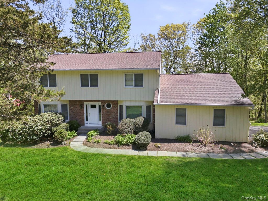 Photo of 35 Woodcrest Drive, Armonk, NY 10504 (MLS # 975129)