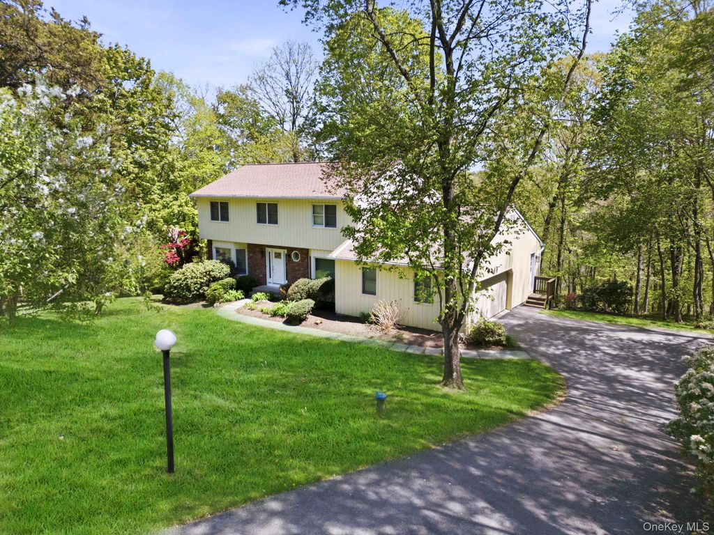 Photo of 35 Woodcrest Drive, Armonk, NY 10504 (MLS # 975129)