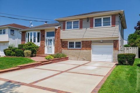 Photo of 689 Allwyn Street, Baldwin, NY 11510 (MLS # 892667)