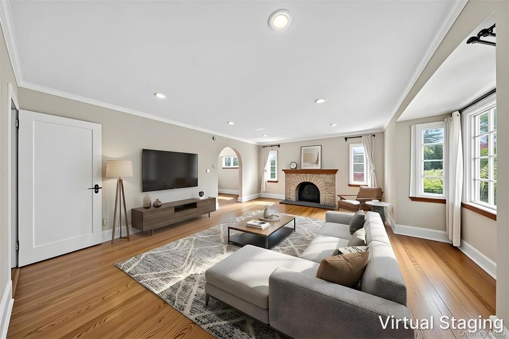 Photo of 102 Quaker Ridge Road, Manhasset, NY 11030 (MLS # 996266)