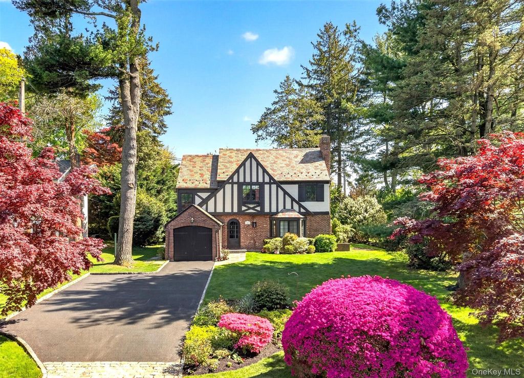 Photo of 102 Quaker Ridge Road, Manhasset, NY 11030 (MLS # 996266)