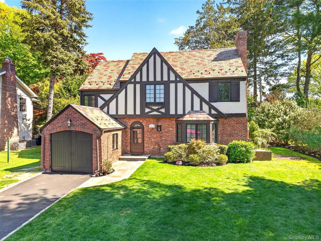 Photo of 102 Quaker Ridge Road, Manhasset, NY 11030 (MLS # 996266)