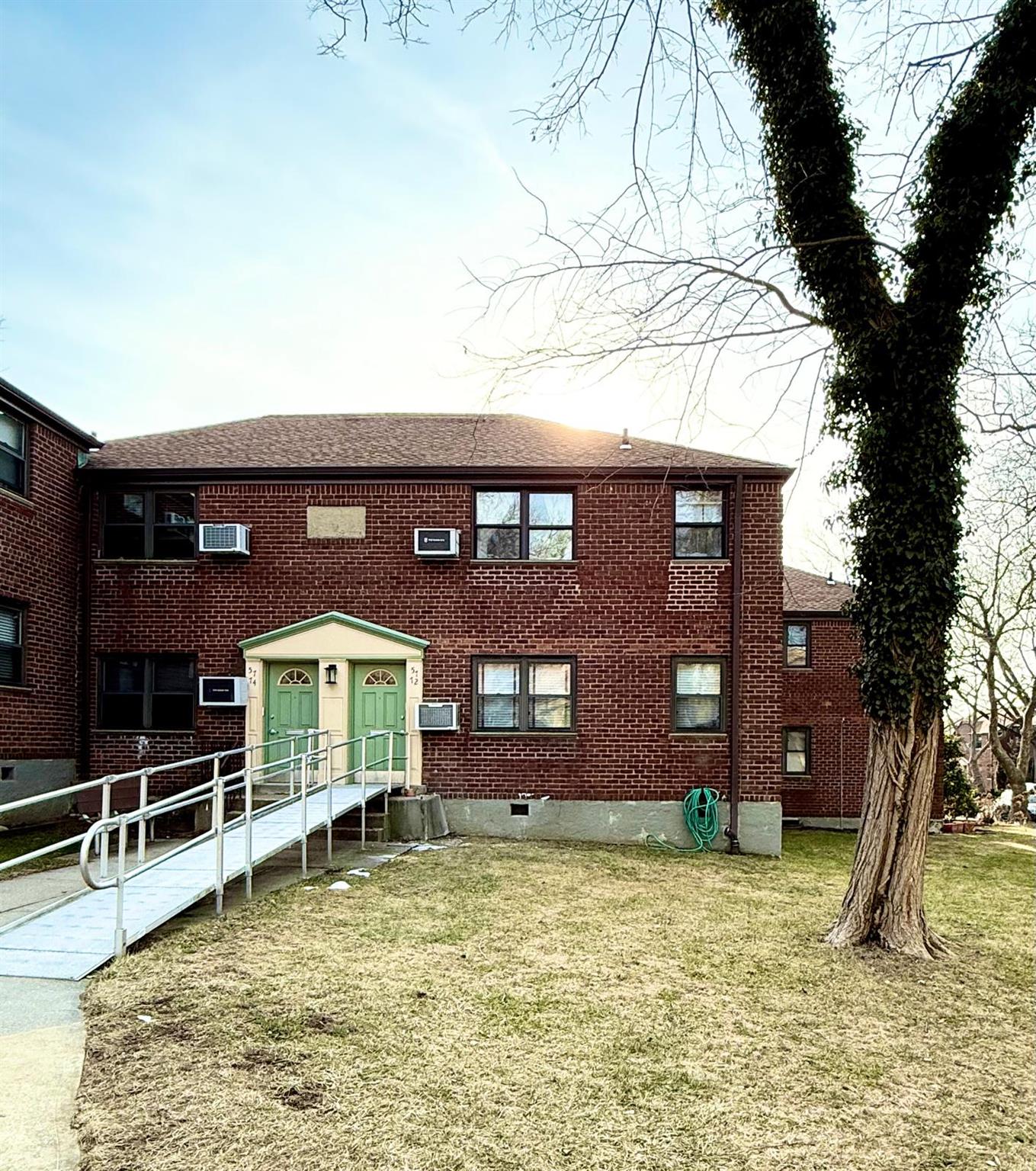 57-72 246 Crescent #E-6 LOWER, Douglaston, New York image 1