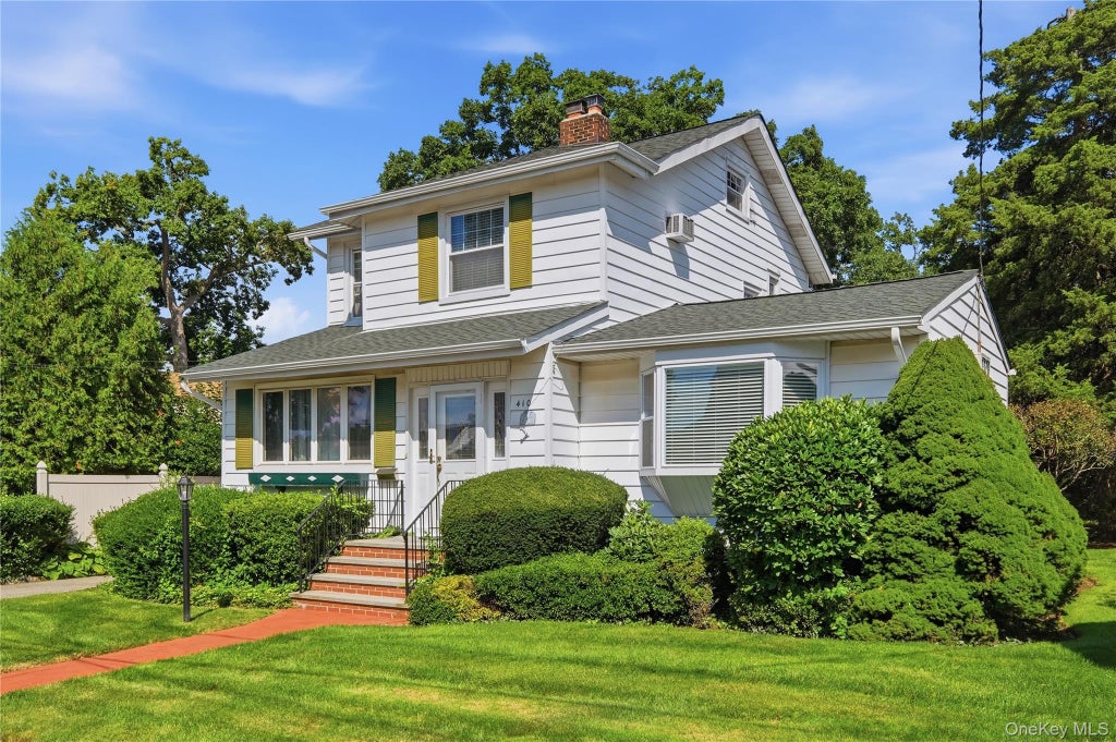 Photo of 410 Clinton Street, Bellmore, NY 11710 (MLS # 1047596)