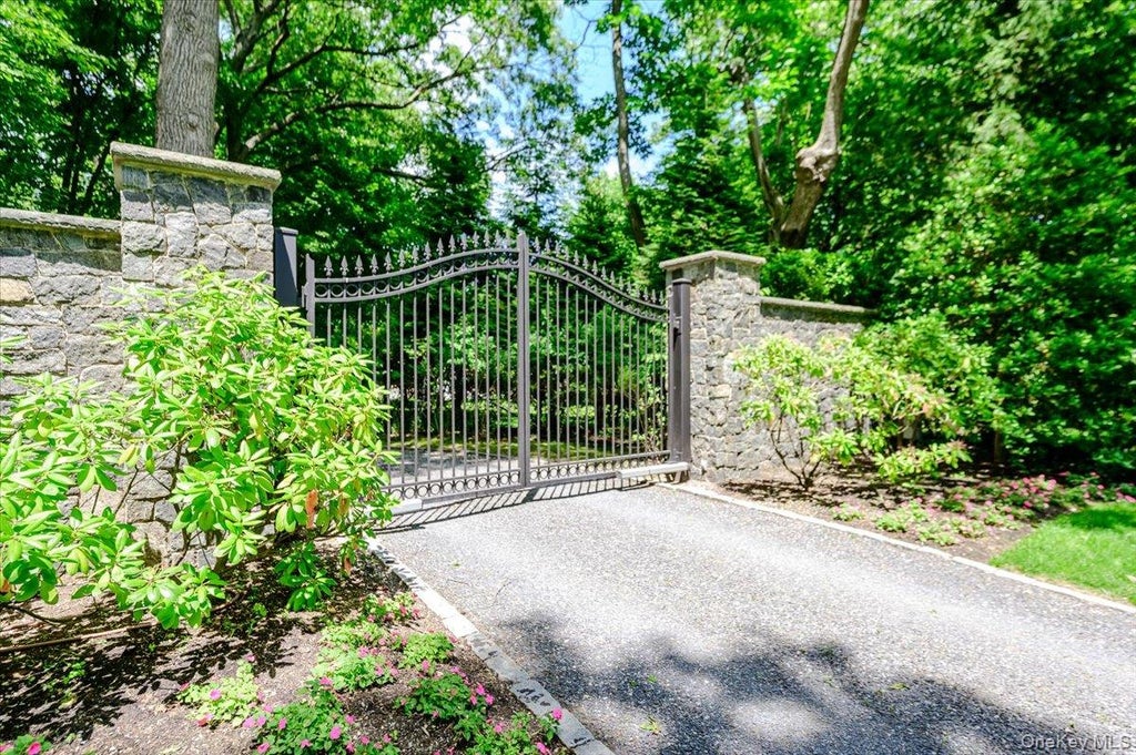 Photo of 563 Asharoken Avenue, Northport, NY 11768 (MLS # 1010249)