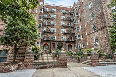 Photo of 99-45 67th Road #422, Forest Hills, NY 11375 (MLS # 934207)