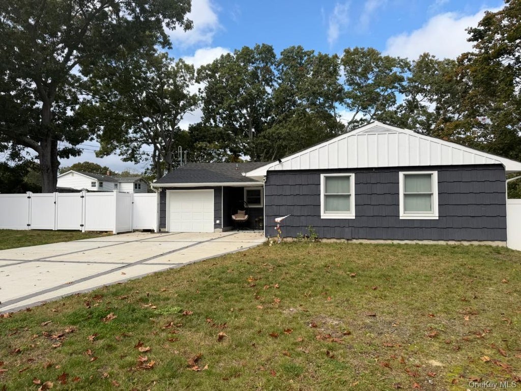 Photo of 9 Hill Street, Ronkonkoma, NY 11779 (MLS # 1061830)
