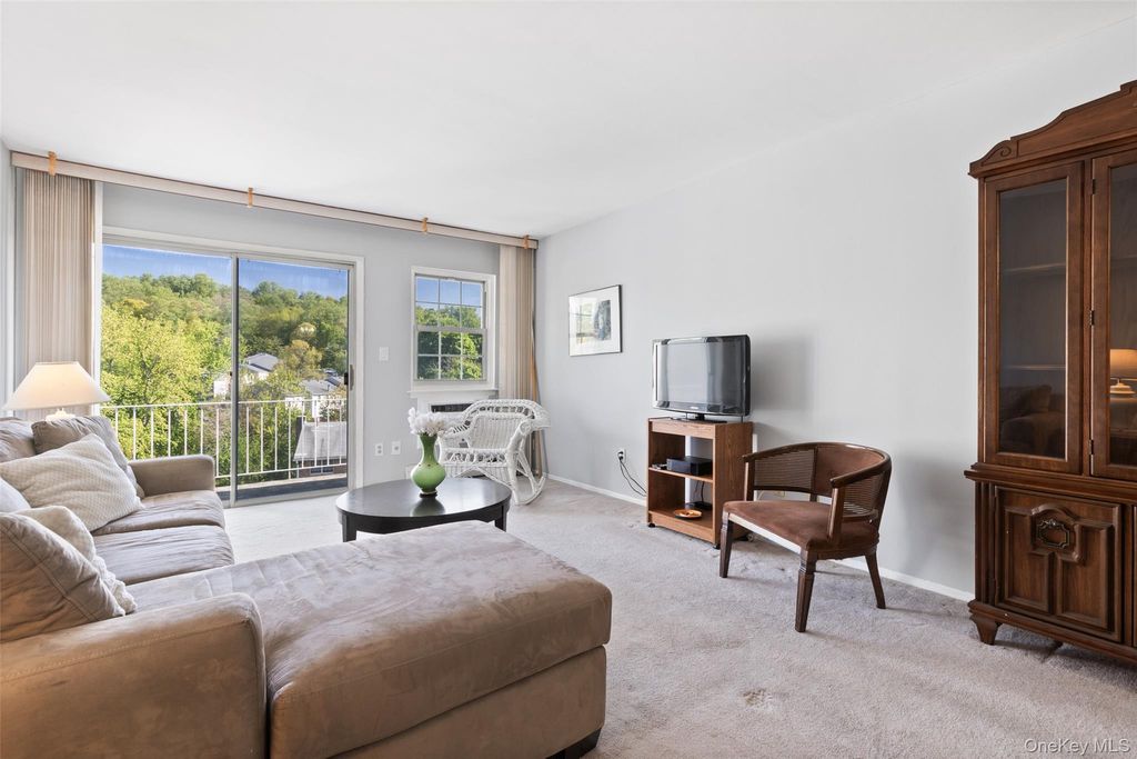 Photo of 1840 Crompond RD #5C2, Peekskill, NY 10566 (MLS # 994958)