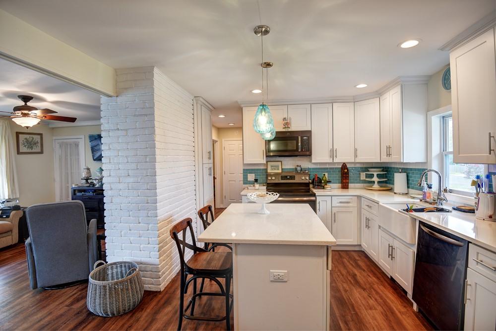 21 Potter Lane, Levittown, New York image 3