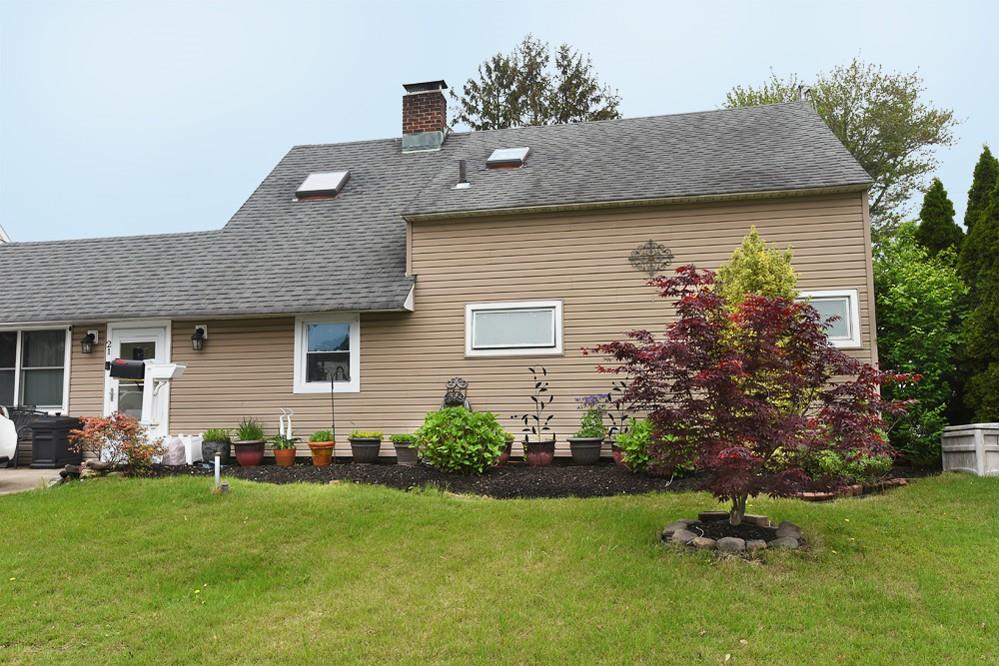 21 Potter Lane, Levittown, New York image 1