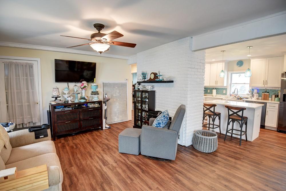 21 Potter Lane, Levittown, New York image 6
