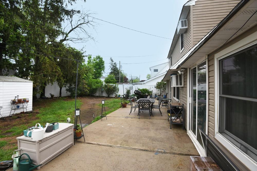 21 Potter Lane, Levittown, New York image 16